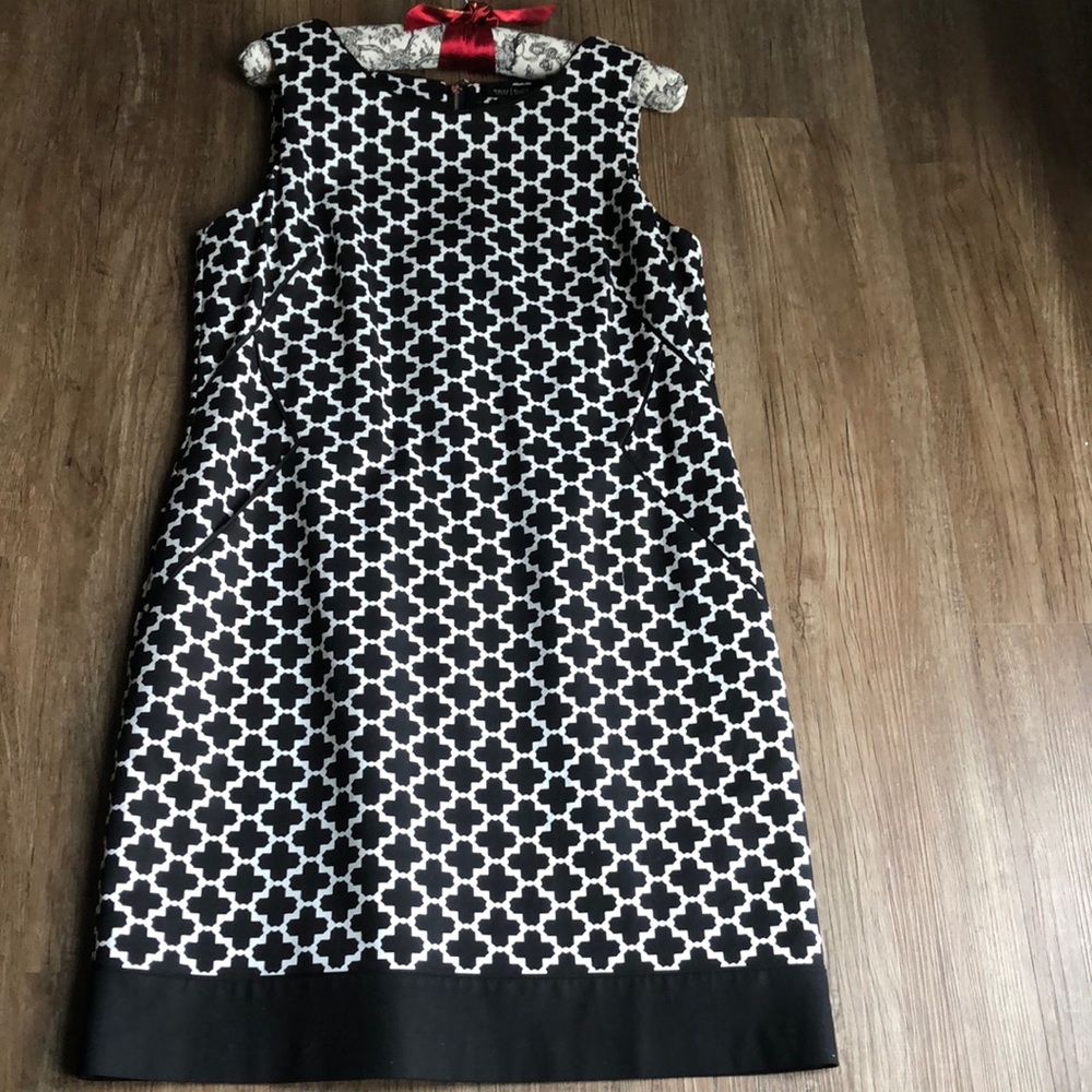 White House Black Market Black and White Sheath Dress Sleeveless Crew Neck